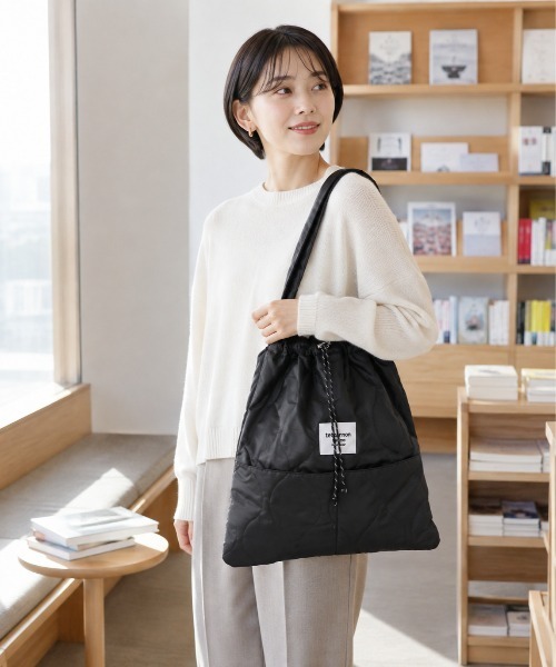 MILLION CARATS(ミリオンカラッツ)の「【巾着&トート2WAY・外内ポケット付き】ドロストキルト2WAYトート -たっぷり荷物もおしゃれに持てるキルティングバッグ(トートバッグ・レディース・オフホワイト/ブラウン/グレー/ブラック・FREE)」の17枚目の写真