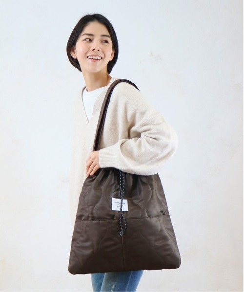 MILLION CARATS(ミリオンカラッツ)の「【巾着&トート2WAY・外内ポケット付き】ドロストキルト2WAYトート -たっぷり荷物もおしゃれに持てるキルティングバッグ(トートバッグ・レディース・オフホワイト/ブラウン/グレー/ブラック・FREE)」の21枚目の写真