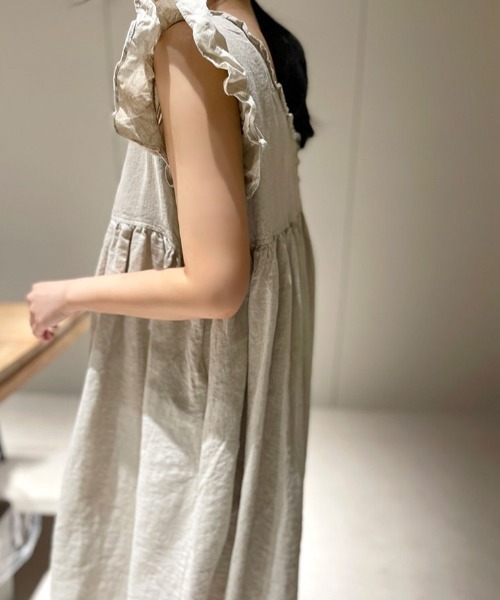 FLINEA（フリネア）の「Vネックフリル前後リバーシブルノースリーブワンピース（ワンピース・レディース・ネイビー/ベージュ・FREE）」の22枚目の写真