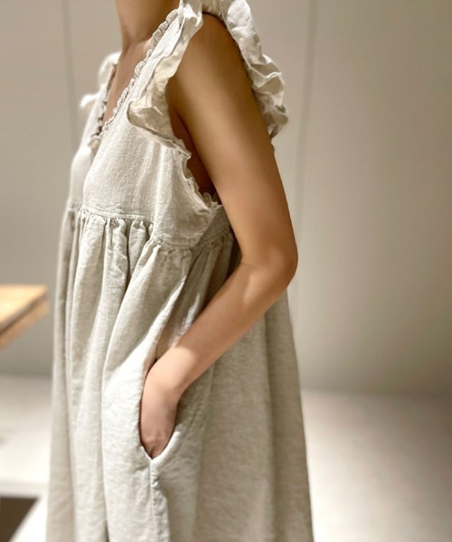 FLINEA（フリネア）の「Vネックフリル前後リバーシブルノースリーブワンピース（ワンピース・レディース・ネイビー/ベージュ・FREE）」の15枚目の写真