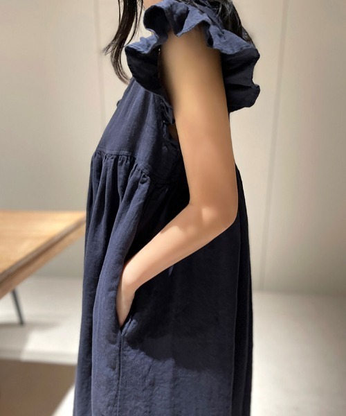 FLINEA（フリネア）の「Vネックフリル前後リバーシブルノースリーブワンピース（ワンピース・レディース・ネイビー/ベージュ・FREE）」の9枚目の写真