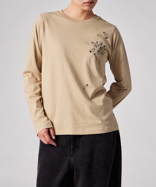 Paul Smith(ポールスミス)の「ウィメンズ "Safty Pins" 長袖Tシャツ / 265229 227V(Tシャツ/カットソー・レディース・ライトベージュ/グレイッシュブルー・MEDIUM)」の1枚目の写真