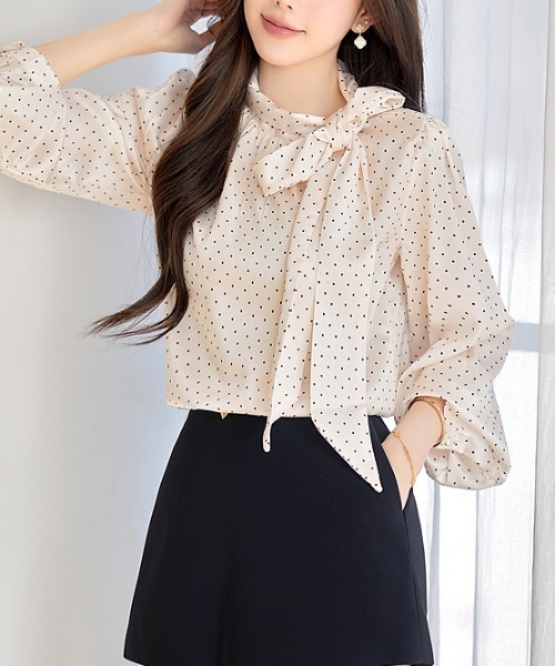 LUCPY(ラクピー)の「ドット柄サイドボウタイブラウス(シャツ/ブラウス・レディース・ホワイト・MEDIUM/LARGE/X-LARGE/SMALL)」の2枚目の写真