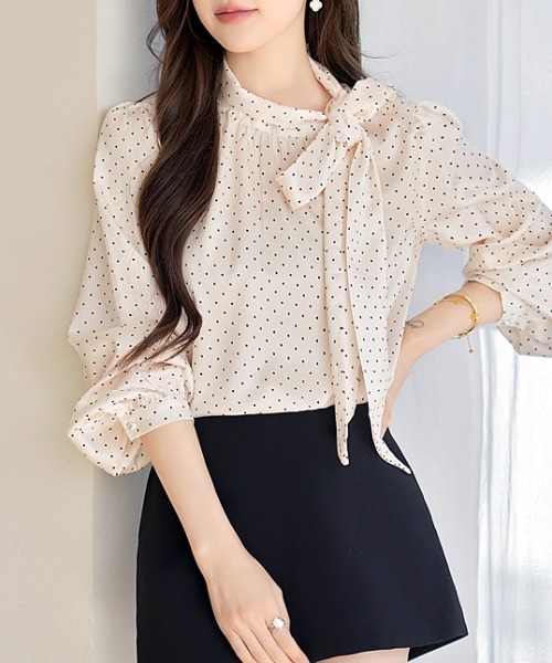 LUCPY(ラクピー)の「ドット柄サイドボウタイブラウス(シャツ/ブラウス・レディース・ホワイト・MEDIUM/LARGE/X-LARGE/SMALL)」の3枚目の写真