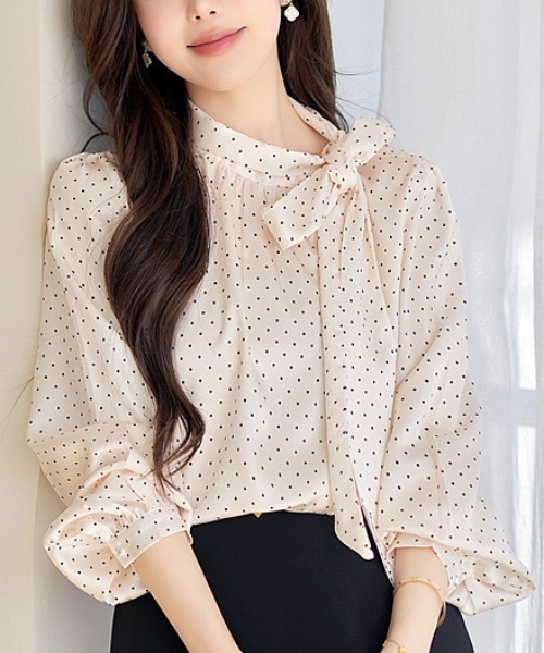 LUCPY(ラクピー)の「ドット柄サイドボウタイブラウス(シャツ/ブラウス・レディース・ホワイト・MEDIUM/LARGE/X-LARGE/SMALL)」の5枚目の写真