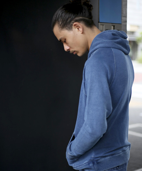 Denime(ドゥニーム)の「カットデニム裏毛プルオーバーパーカー(パーカー・メンズ・ネイビー/ブルー・LARGE/X-LARGE/MEDIUM/SMALL)」の3枚目の写真