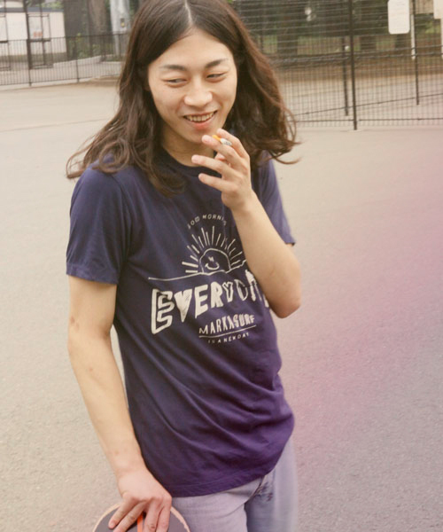 AMERICAN RAG CIE(アメリカンラグシー)の「marka × AMERICAN RAG CIE 別注SMILY Tシャツ∴(Tシャツ/カットソー・メンズ・オフホワイト/ネイビー・1/2)」の2枚目の写真