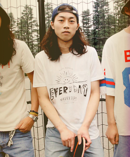 AMERICAN RAG CIE(アメリカンラグシー)の「marka × AMERICAN RAG CIE 別注SMILY Tシャツ∴(Tシャツ/カットソー・メンズ・オフホワイト/ネイビー・1/2)」の1枚目の写真