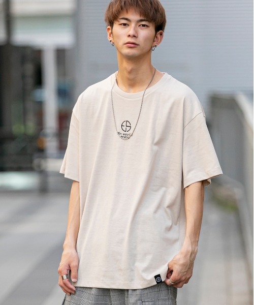 En serio TOKYO（エンソリオトーキョー）の「トレードマーク刺繍ロゴ ビッグシルエット Tシャツ（Tシャツ/カットソー・メンズ・ブラック/オフホワイト/サンドベージュ/スモークピンク/グレイッシュブルー・LL/S/M/L）」の3枚目の写真