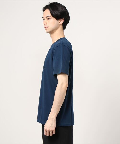 UNDER ARMOUR（アンダーアーマー）の「UA[ABC] カモ ビッグロゴ ショートスリーブ（トレーニング/MEN）（Tシャツ/カットソー・メンズ・ホワイト/ネイビー/ブラック・XXL/MD/3XL/XL/LG/SM）」の4枚目の写真
