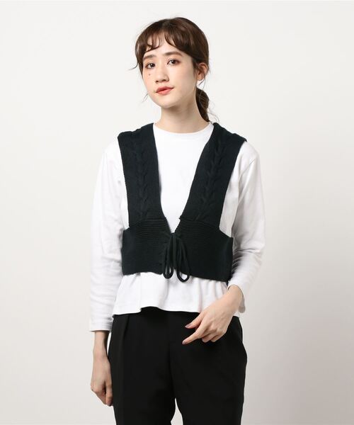 earth music&ecology（アースミュージックアンドエコロジー）の「2wayケーブルラインベスト ＊（ベスト・レディース・ブラック/ベージュ/オフホワイト・FREE）」の2枚目の写真