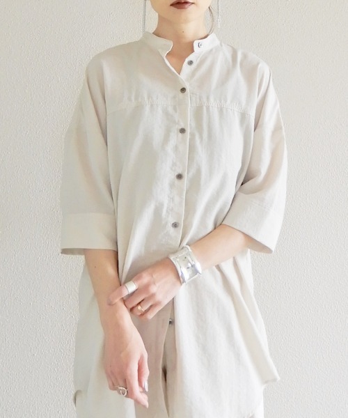 y/m by Yukie（イムバイユキエ）の「バックフリルシャツチュニック（シャツ/ブラウス・レディース・チャコールグレー/オフホワイト・FREE）」の2枚目の写真