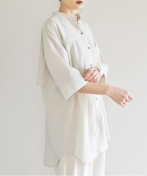 y/m by Yukie（イムバイユキエ）の「バックフリルシャツチュニック（シャツ/ブラウス・レディース・チャコールグレー/オフホワイト・FREE）」の4枚目の写真