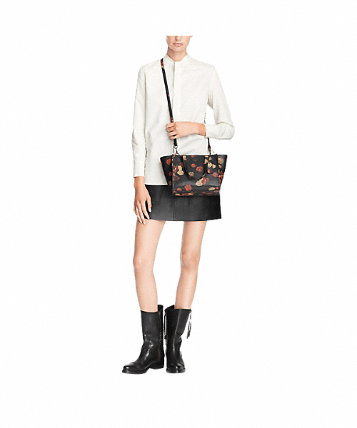 COACH（コーチ）の「ミニ クロスビー キャリーオール フローラル プリント レザー（ハンドバッグ・レディース・ブラック系その他・ﾌﾘ-）」の4枚目の写真