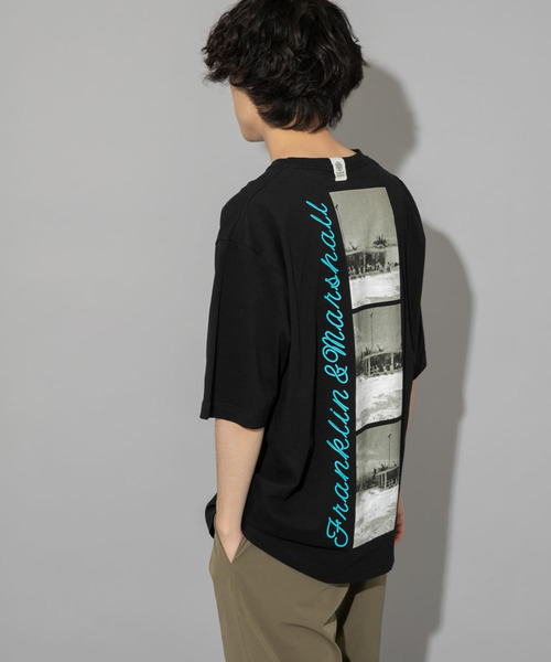 ITEMS URBANRESEARCH（アイテムズ アーバンリサーチ）の「F&M バックフォトプリントTシャツ（Tシャツ/カットソー・メンズ・ブラック/ホワイト/ベージュ・MEDIUM/LARGE）」の2枚目の写真