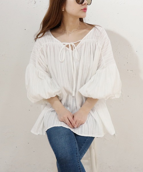 ROYAL PARTY(ロイヤルパーティー)の「【ZOZO限定】ボリュームスリーブチュニック(シャツ/ブラウス・レディース・ホワイト/ブラック・FREE)」の2枚目の写真