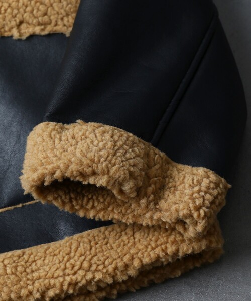 FREAK'S STORE（フリークスストア）の「WEB限定 フェイクレザー ボンディングボア B-3ブルゾン/フェイクムートン/ビッグシルエット（ブルゾン・メンズ・ブラック/ブラウン・SMALL/LARGE/MEDIUM）」の7枚目の写真