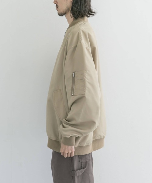 URBAN RESEARCH（アーバンリサーチ）の「オーバーサイズMA1（MA-1・メンズ・ベージュ/パープル/グレー/カーキ/ピンク・FREE）」の9枚目の写真