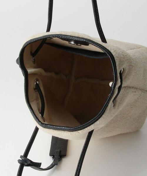 green label relaxing（グリーンレーベルリラクシング）の「＜A.la Malva(ア・ラ・マルヴァ)＞ ボア 巾着 ショルダー 2WAY バッグ（ショルダーバッグ・レディース・ブラック/オフホワイト・FREE）」の5枚目の写真