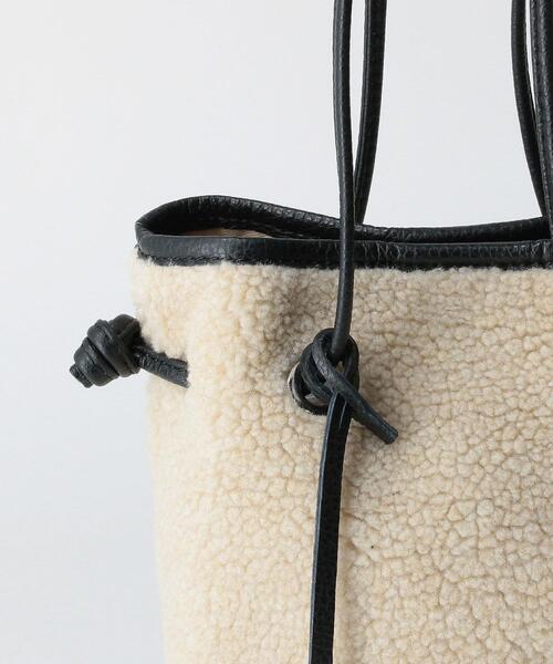 green label relaxing（グリーンレーベルリラクシング）の「＜A.la Malva(ア・ラ・マルヴァ)＞ ボア 巾着 ショルダー 2WAY バッグ（ショルダーバッグ・レディース・ブラック/オフホワイト・FREE）」の6枚目の写真