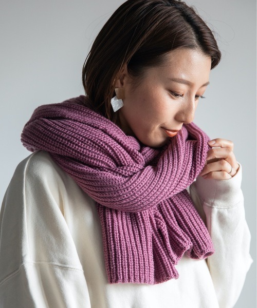 Chaco closet（チャコ クローゼット）の「畔編みふっくらシンプルロングボリュームマフラー（マフラー・レディース・ベージュ/パープル/グリーン・FREE）」の3枚目の写真