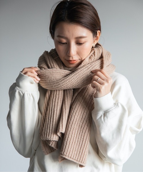 Chaco closet（チャコ クローゼット）の「畔編みふっくらシンプルロングボリュームマフラー（マフラー・レディース・ベージュ/パープル/グリーン・FREE）」の4枚目の写真