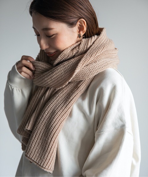 Chaco closet（チャコ クローゼット）の「畔編みふっくらシンプルロングボリュームマフラー（マフラー・レディース・ベージュ/パープル/グリーン・FREE）」の5枚目の写真