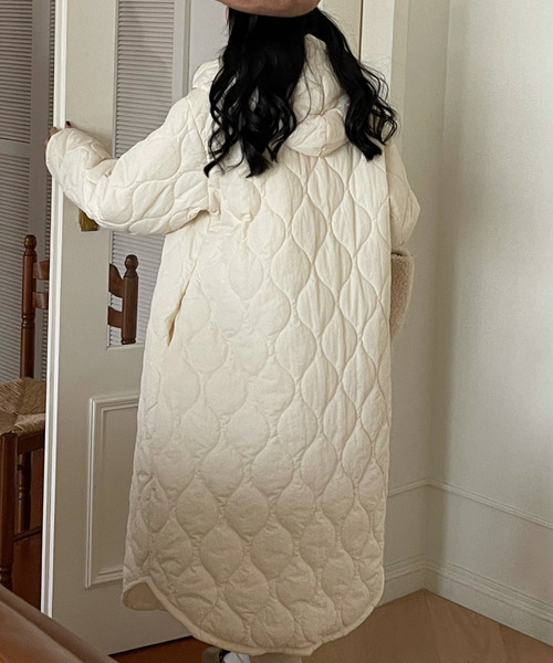 emi+（エミプラス）の「キルティングフディーコート（ノーカラーコート・レディース・ブラック/ネイビー/アイボリー・FREE）」の9枚目の写真