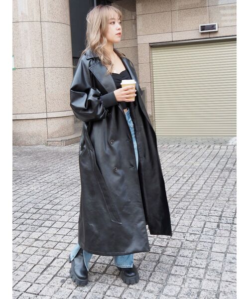 EVRIS(エヴリス)の「ボリュームスリーブレザーライクコート(トレンチコート・レディース・ブラック/アイボリー・FREE)」の4枚目の写真