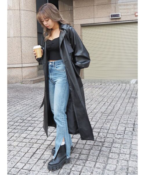 EVRIS(エヴリス)の「ボリュームスリーブレザーライクコート(トレンチコート・レディース・ブラック/アイボリー・FREE)」の3枚目の写真