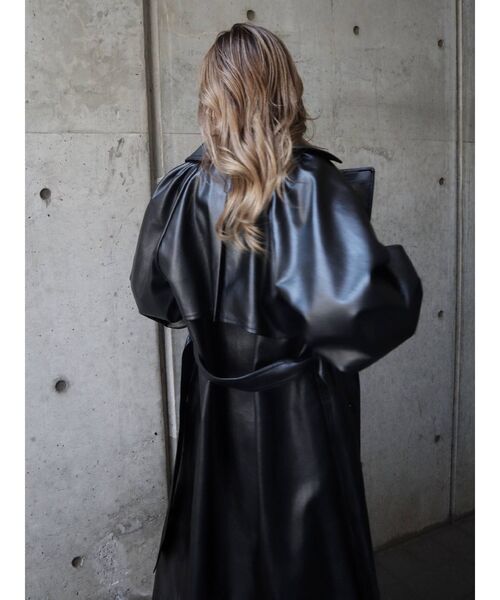 EVRIS(エヴリス)の「ボリュームスリーブレザーライクコート(トレンチコート・レディース・ブラック/アイボリー・FREE)」の9枚目の写真