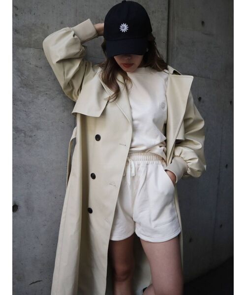 EVRIS(エヴリス)の「ボリュームスリーブレザーライクコート(トレンチコート・レディース・ブラック/アイボリー・FREE)」の16枚目の写真