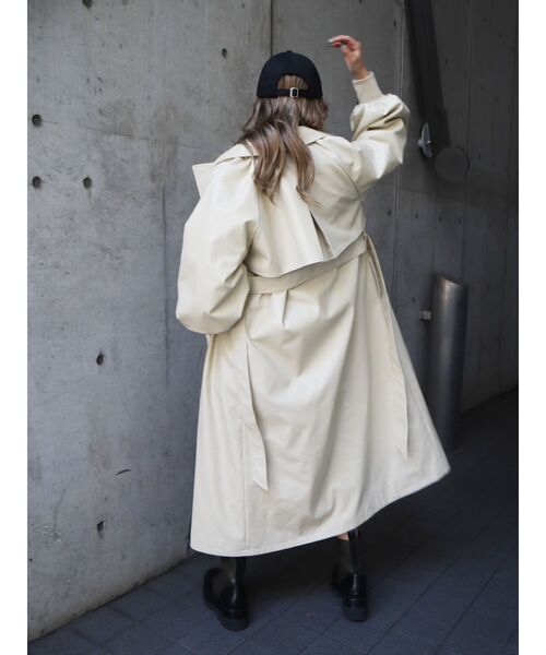 EVRIS(エヴリス)の「ボリュームスリーブレザーライクコート(トレンチコート・レディース・ブラック/アイボリー・FREE)」の19枚目の写真