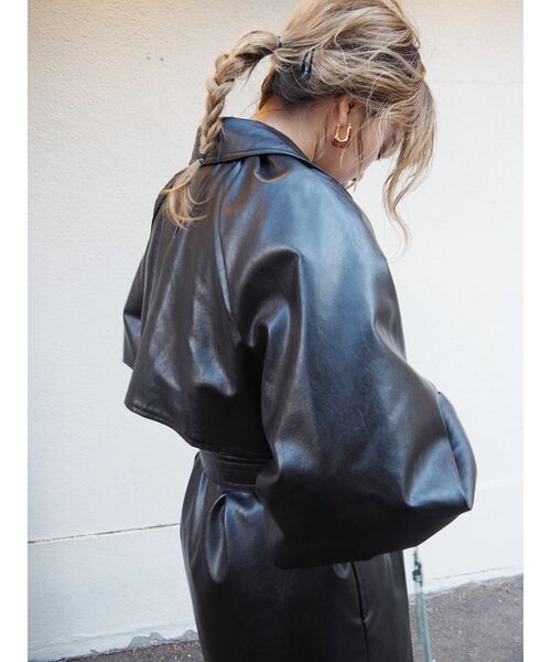 EVRIS(エヴリス)の「ボリュームスリーブレザーライクコート(トレンチコート・レディース・ブラック/アイボリー・FREE)」の20枚目の写真