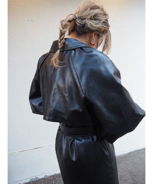 EVRIS(エヴリス)の「ボリュームスリーブレザーライクコート(トレンチコート・レディース・ブラック/アイボリー・FREE)」の21枚目の写真