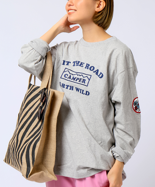 B.C STOCK（ベーセーストック）の「ルーシーアート ワッペンL/S-T（Tシャツ/カットソー・メンズ・グレー/アイボリー/モスグリーン・MEDIUM/LARGE）」の2枚目の写真