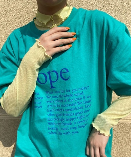 WEGO（ウィゴー）の「WEGO/アソートグラフィックBIGT（Tシャツ/カットソー・レディース・スミクロ/ホワイト/ターコイズブルー/ホワイト系その他/その他1/グリーン/オフホワイト/レッド・MEDIUM/SMALL）」の2枚目の写真