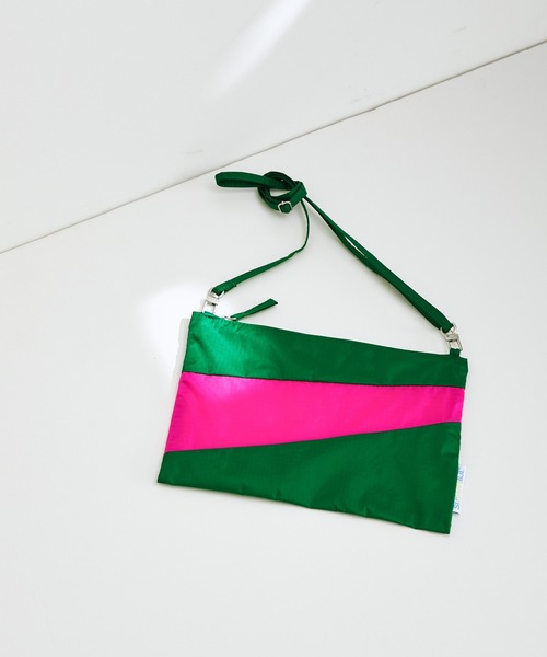 SUSAN BIJL（スーザンベル）の「【SUSAN BIJL】The New Pouch MEDIUM（ショルダーバッグ・レディース・ブルー/ネイビー/イエロー/グリーン・M）」の2枚目の写真