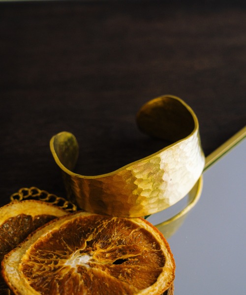 TONE SELECT GOODS（トーンセレクトグッズ）の「【vie】プレーンワイドバングル_ねじれバングル_ツイストバングル/ブラスゴールド(無垢)（バングル/リストバンド・レディース・その他1/その他2/その他3/その他4/その他5/その他6/その他7/その他8/その他9/その他10・FREE）」の4枚目の写真