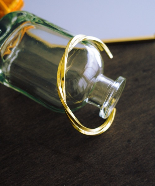 TONE SELECT GOODS（トーンセレクトグッズ）の「【vie】プレーンワイドバングル_ねじれバングル_ツイストバングル/ブラスゴールド(無垢)（バングル/リストバンド・レディース・その他1/その他2/その他3/その他4/その他5/その他6/その他7/その他8/その他9/その他10・FREE）」の6枚目の写真