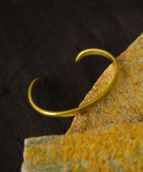 TONE SELECT GOODS（トーンセレクトグッズ）の「【vie】プレーンワイドバングル_ねじれバングル_ツイストバングル/ブラスゴールド(無垢)（バングル/リストバンド・レディース・その他1/その他2/その他3/その他4/その他5/その他6/その他7/その他8/その他9/その他10・FREE）」の8枚目の写真