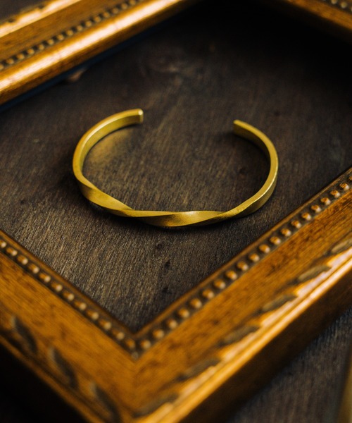 TONE SELECT GOODS（トーンセレクトグッズ）の「【vie】プレーンワイドバングル_ねじれバングル_ツイストバングル/ブラスゴールド(無垢)（バングル/リストバンド・レディース・その他1/その他2/その他3/その他4/その他5/その他6/その他7/その他8/その他9/その他10・FREE）」の9枚目の写真
