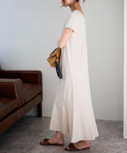 TRIANGLE PALETTE（トライアングルパレット）の「バックオープン カットマキシワンピース（ワンピース・レディース・チャコールグレー/ブラック/アイボリー/ベージュ・FREE）」の4枚目の写真