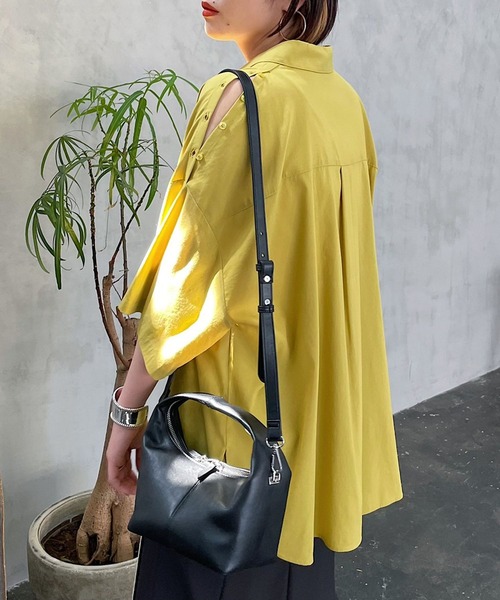 PAGEBOY（ページボーイ）の「ショルダースリットBIGシャツ（シャツ/ブラウス・レディース・ブラック/オフホワイト/ブラウン系その他/イエロー系その他・FREE）」の4枚目の写真