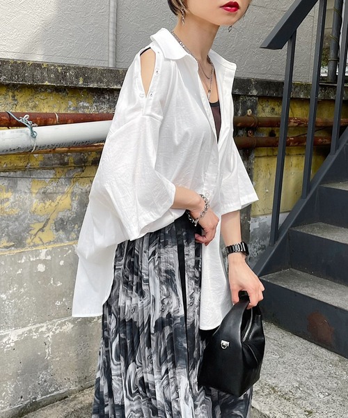 PAGEBOY（ページボーイ）の「ショルダースリットBIGシャツ（シャツ/ブラウス・レディース・ブラック/オフホワイト/ブラウン系その他/イエロー系その他・FREE）」の2枚目の写真