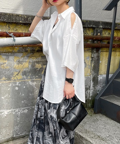 PAGEBOY（ページボーイ）の「ショルダースリットBIGシャツ（シャツ/ブラウス・レディース・ブラック/オフホワイト/ブラウン系その他/イエロー系その他・FREE）」の6枚目の写真