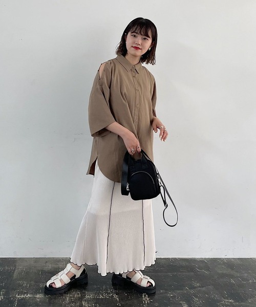 PAGEBOY（ページボーイ）の「ショルダースリットBIGシャツ（シャツ/ブラウス・レディース・ブラック/オフホワイト/ブラウン系その他/イエロー系その他・FREE）」の17枚目の写真