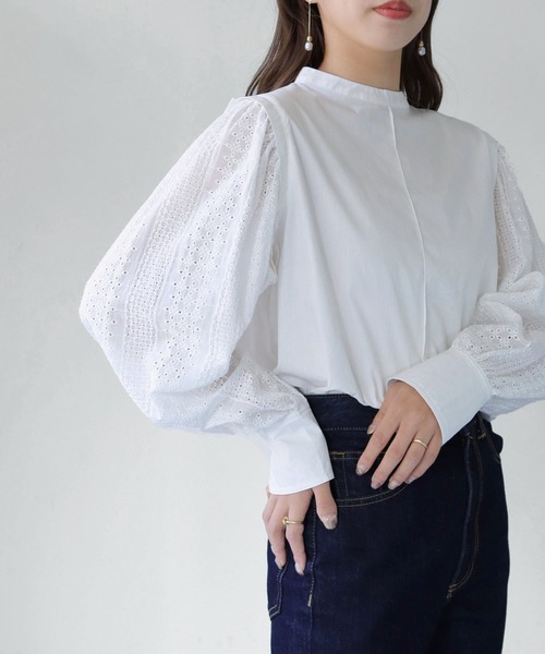 HER CLOSET(ハークローゼット)の「【shemoshelly】刺繍レーススリーブ ブラウス(シャツ/ブラウス・レディース・オフホワイト/ブラック・M)」の2枚目の写真