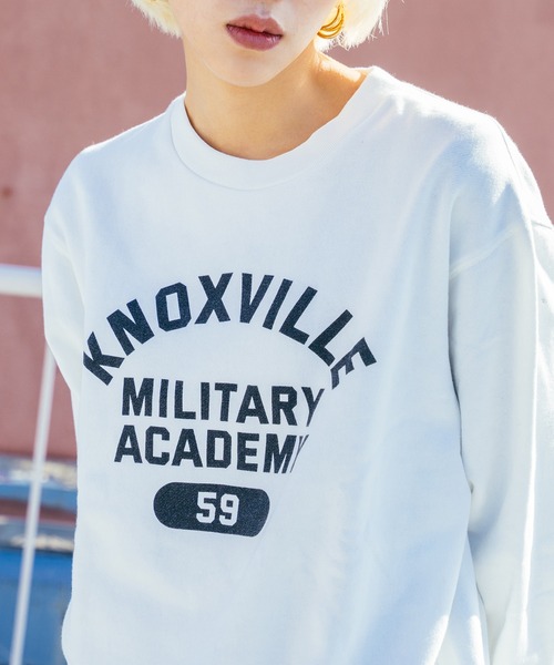 Alpha Industries（アルファインダストリーズ）の「MIL.ACADEMYクルーネック カレッジロゴスウェット（スウェット・メンズ・ホワイト/ブラック/オートミール/ダークグリーン・MEDIUM/LARGE/X-LARGE）」の2枚目の写真