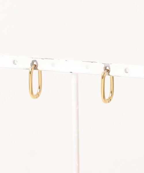 and it_(アンドイット)の「金属アレルギー対応 サージカルステンレス GOLDオーバルピアス(ピアス(両耳用)・レディース・ゴールド・FREE)」の1枚目の写真